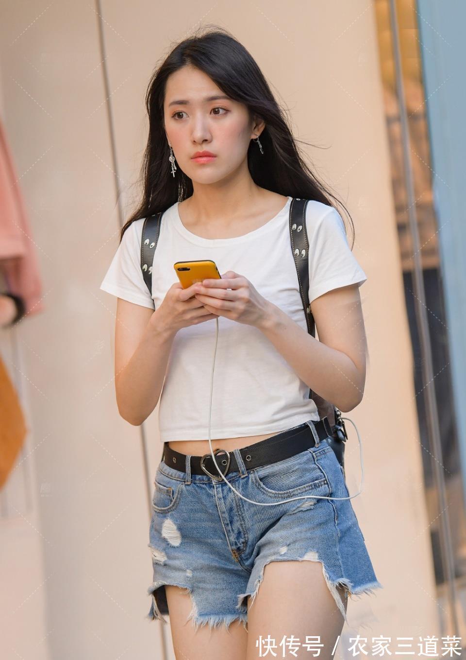 上衣|女生的夏日穿搭,短款上衣配牛仔热裤,清凉显瘦又高挑靓丽