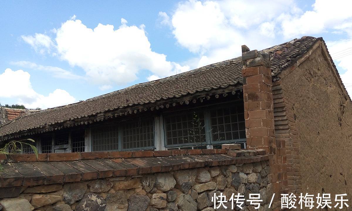 豪宅|2年砸下50万，他将土房改造成豪宅，见到雪中的庭院，我哭了