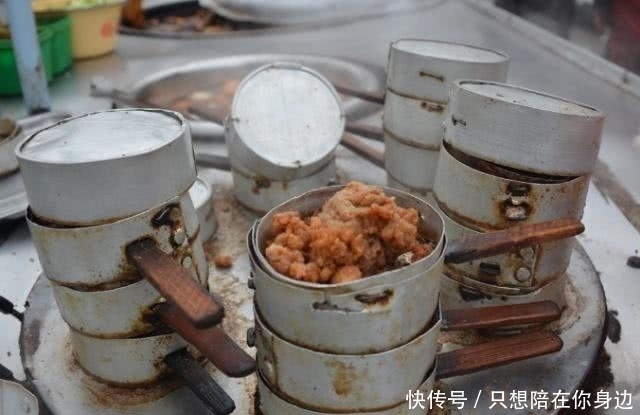 大妈校门口卖小吃，学生放学抢着来买，十年从未涨价！
