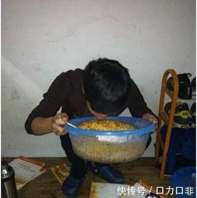 |搞笑图片幽默段子笑话:兄弟,看得出你很喜欢吃泡面,厉害了哦