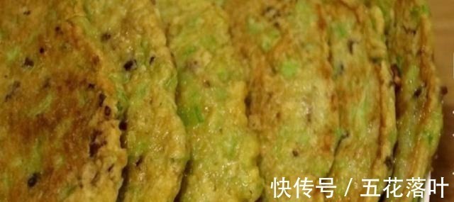 芹菜别再炒了,打入2个鸡蛋,筷子一搅,5分钟出锅,好吃又营养!
