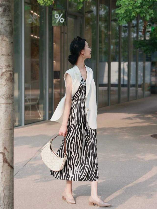 减龄|3、40岁这样穿“贼”好看,针织开衫搭配牛仔阔腿裤,清爽又减龄