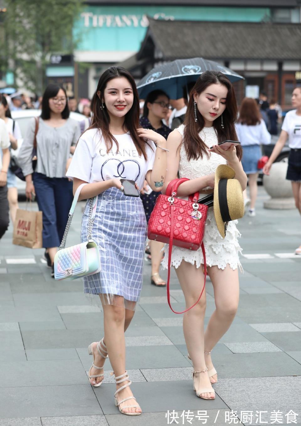 小姐姐|喧闹的街头,总有成对的闺蜜行走,一身裙装搭配,优雅美丽又清新
