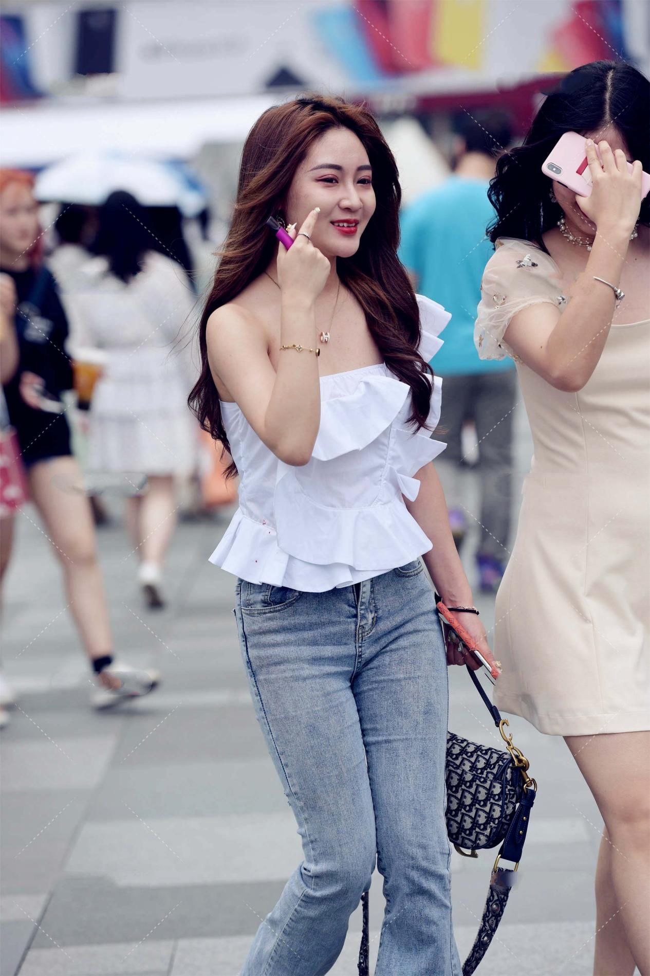 时尚：用短靴来搭配连衣裙，可以获得帅气与妩媚并存的效果