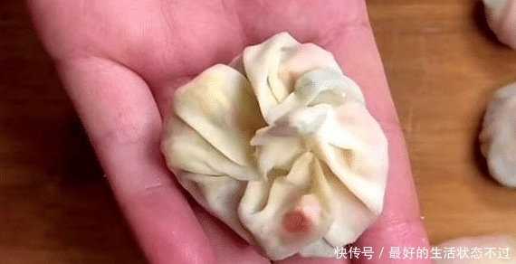 春季多吃这个,不用揉面,包上馅一蒸,皮薄馅足,一口一个真过瘾