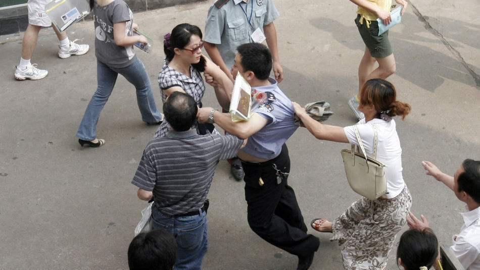 拖拽|上课被叫出来，9岁男生被同学家长拖拽殴打，施暴者还有一名孕妇