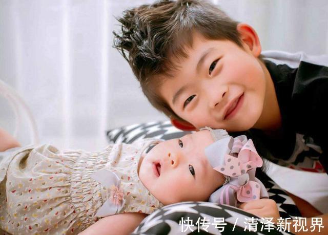 孩子|妹妹被妈妈教训后,一脸委屈地窝在哥哥怀里,兄妹俩看着太有爱了