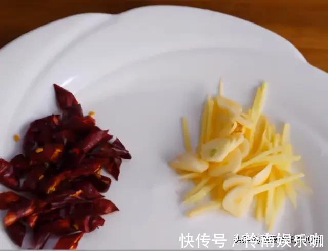 干辣椒|炒猪血，多放“2黄1红1绿”，炒出来的猪血鲜香嫩滑，关键无腥味