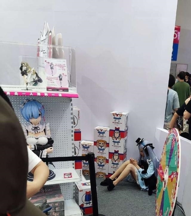 COSER|漫展会场宅男冷落COSER关注手办，当事人发文：小心二次元