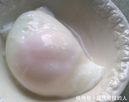 煮荷包蛋最简单的做法,不用勺不用碗,也不用放醋,鸡蛋完整圆滑!