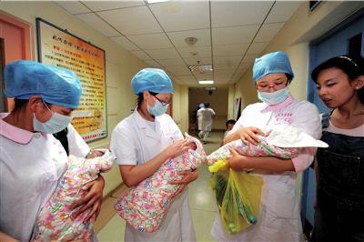 保姆|三胞胎孩子求抱抱，妈妈的做法，姥姥看到后心里止不住的心酸