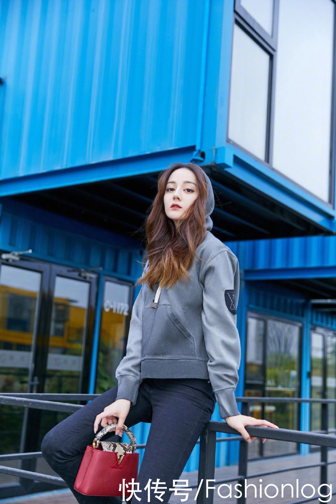 降温季节愁搭配？百搭减龄卫衣get起来，休闲时尚的必备款