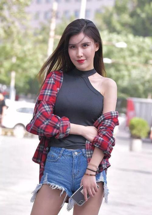 街拍|街拍小姐姐镂空靴和高跟鞋搭配衣服,款式非常新颖独特