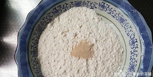 教你葱花发面饼做法,不用揉面,筷子一搅,松软好吃,凉了也不硬