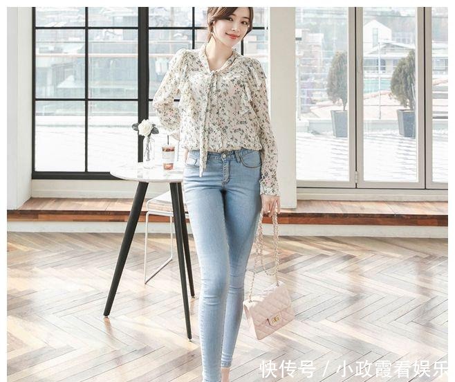 紧身|小姐姐穿上牛仔裤,展现美女简约时尚的姿态,美出新高度!