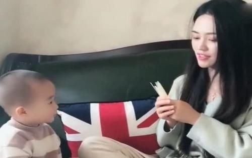 大孩子|“最豪放小姨”溜娃火了一手拎娃简单粗暴,宝宝生无可恋克星