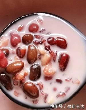红豆|每天一碗养颜的牛奶杂粮粥,面膜都省了