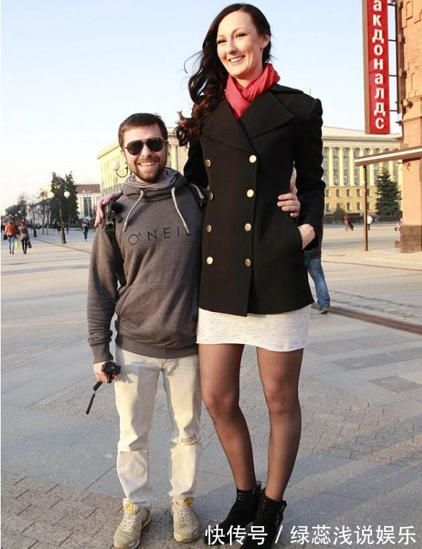 利辛娜|和2米05女篮美女恋爱什么感受?大长腿1米32,前男友直言:够不着