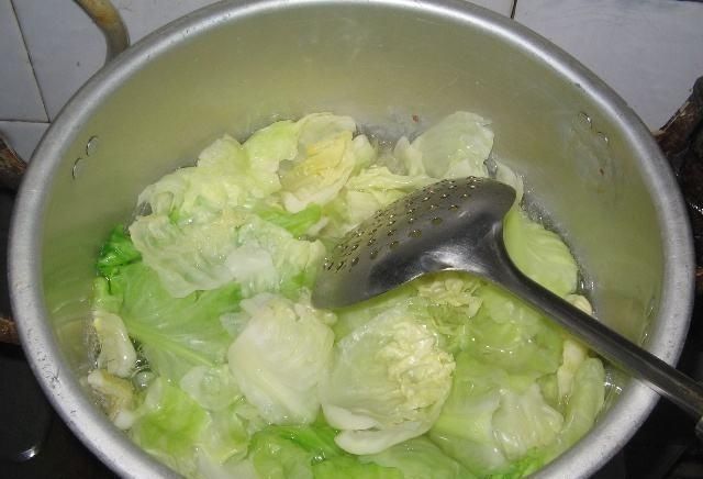 做手撕包菜时,别傻傻直接下锅炒,多做这一步,鲜嫩爽口又美味