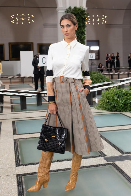 40岁的微胖女人怎么穿？衣服领口要大而且要有高级感，显瘦又时尚