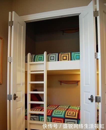 小户型|邻居嫌房子小,直接墙上掏洞,里面打上下铺,两个孩子都有地睡了