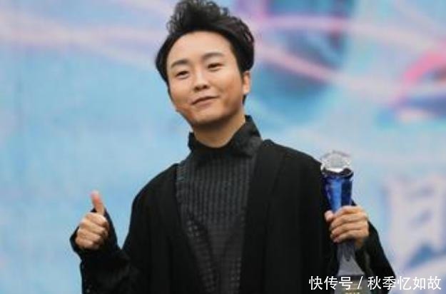 她是星光大道的冠军,曾登央视春晚,如今却在香港街头卖唱