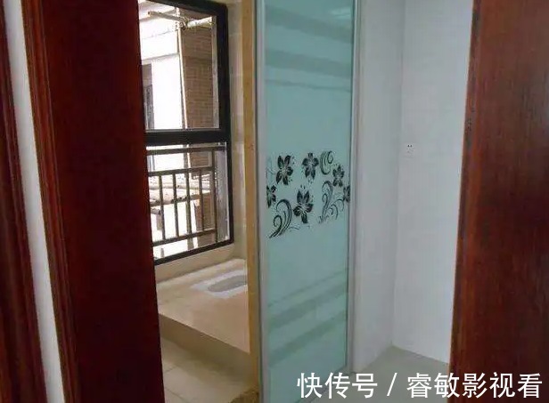 阳台|楼上邻居把阳台改成卫生间，老公笑着同意，一周后老公哭着说后悔
