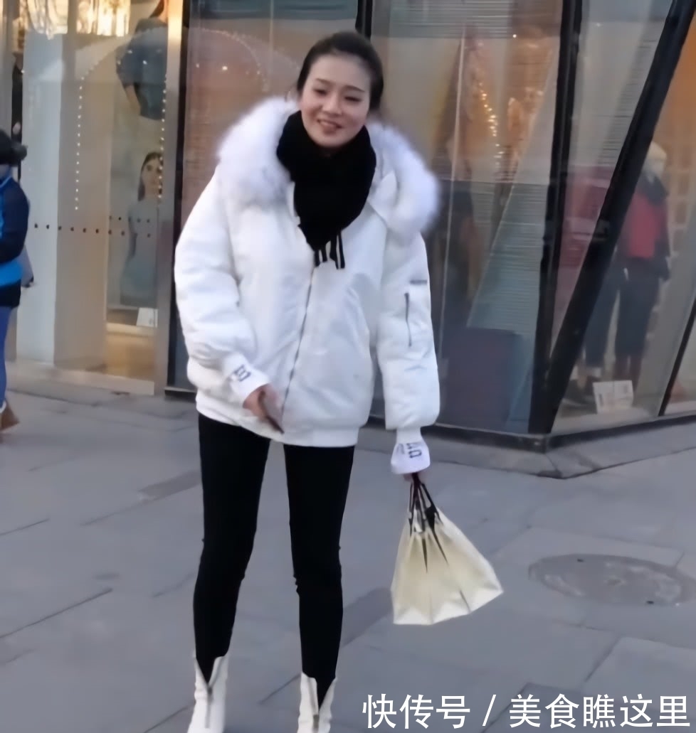 鞋子|美女的“煤球腿”绝了,鞋子要整成“树杈”才能穿,却贼显腿长!