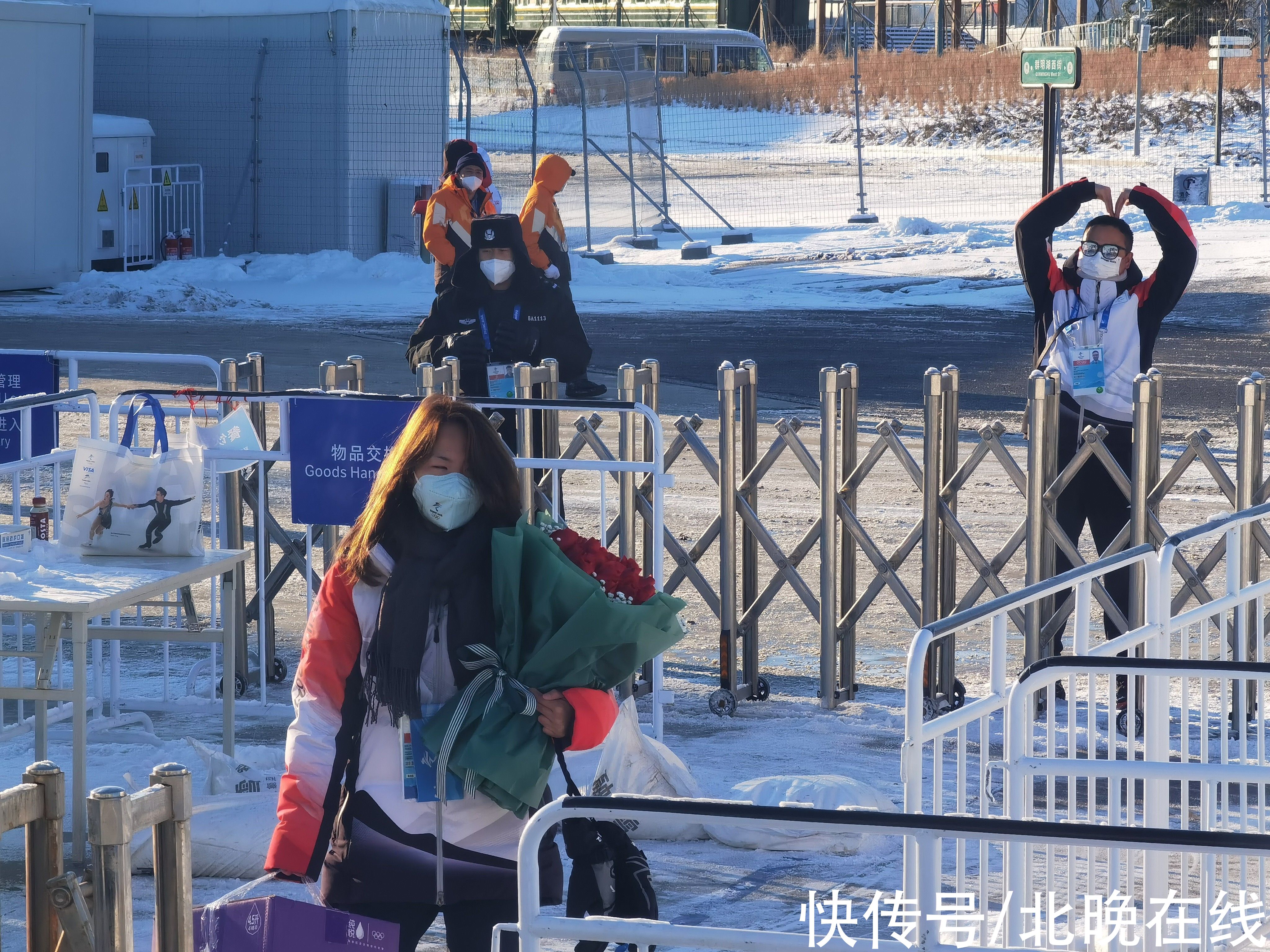 结缘北京冬奥会 首钢滑雪大跳台情侣隔空送花|冬奥会刊探闭环 | 冬奥