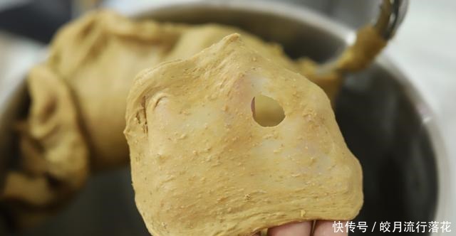 即有着浓浓的咖啡味,又有着黑麦香,日式咖啡黑麦盐面包值得一试