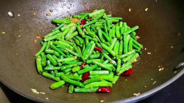 搅拌均匀|炒豆角时，牢记“2要点”，豆角不变色更入味，营养还不流失，香