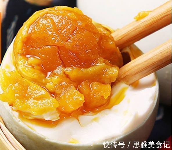 腌咸蛋时,加水腌是不对的!偷偷加一点它,蛋黄个个起沙流大油