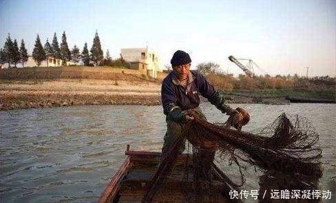 黑木|奇闻:男子打鱼捞出“黑木”,拿去做鉴定,结果乐开了花