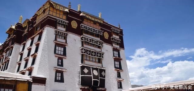 马布里山上著名的宫堡建筑群是藏族古建筑艺术精华