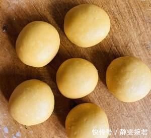 3个鸡蛋一碗面粉,不用烤箱也能蒸面包,比外面卖的还好吃!