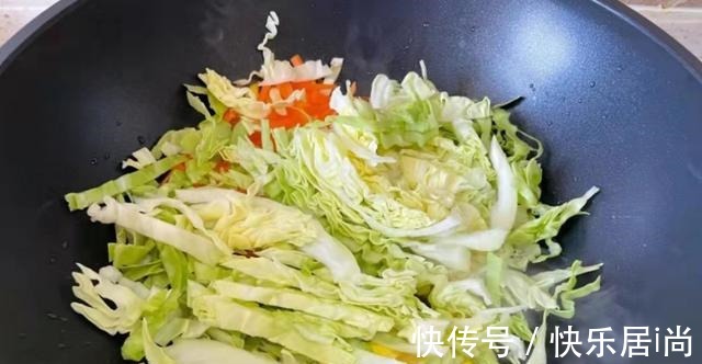 最近孩子迷上吃它，这三样搭配炒一锅，清淡解油腻，对视力有帮助！