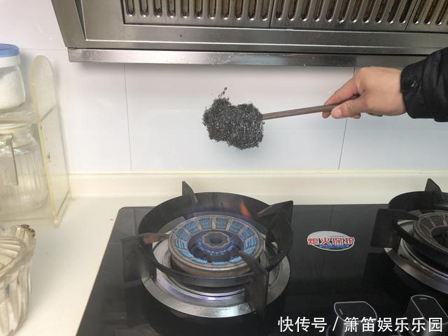 钢丝球放在火上烧一烧，这个用途花钱都买不来，一年能省下不少钱