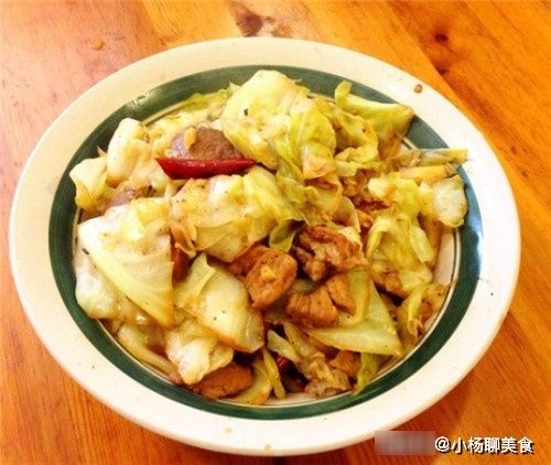 阿婆自制手撕包菜,不用放油,炒出来喷香,爽脆清甜还开胃