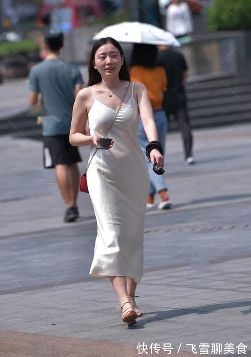 吊带 亮白色丝质吊带宽松连衣裙,搭配红色链条包包,热情又大方的穿搭