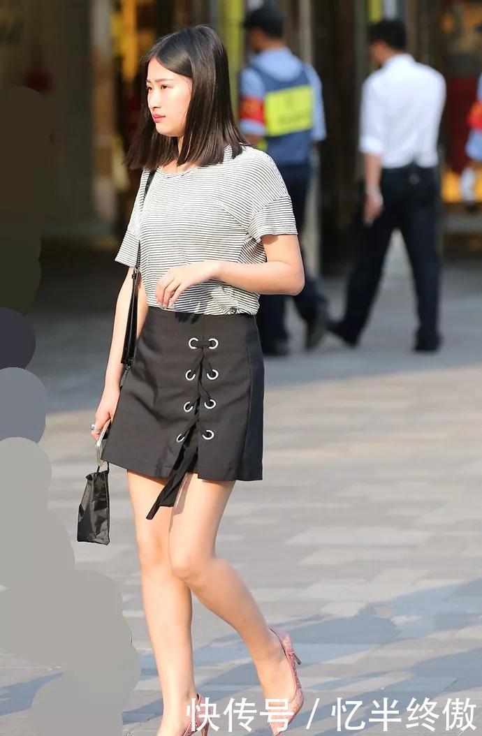 美女脚上搭配上一双黑色的尖头高跟鞋，走起路来显得稳重了一些