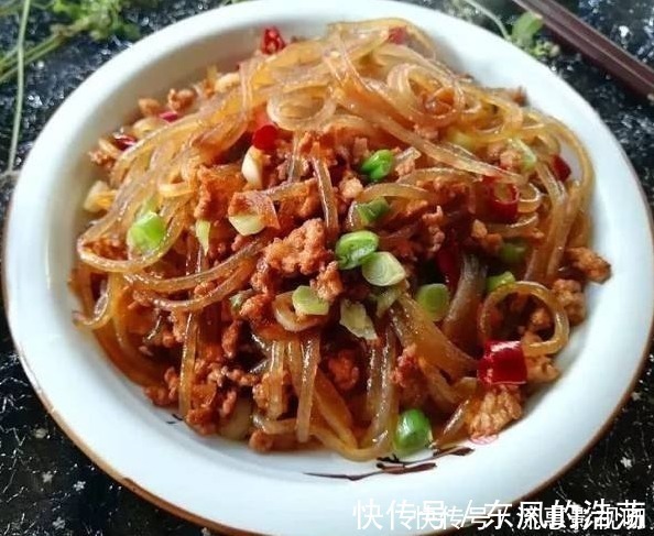 炒粉条时,有人直接炒,有人焯水大厨都错了,这才是正确方法