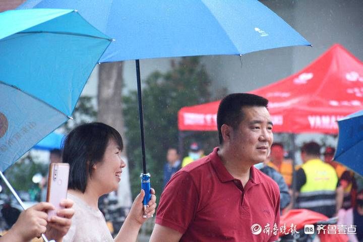 济南|生物科目考试将开始，济南下起小雨，家长打伞护送