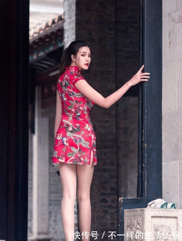 旗袍$一件红色的“改良”旗袍就像一幅赏心悦目的中国画!