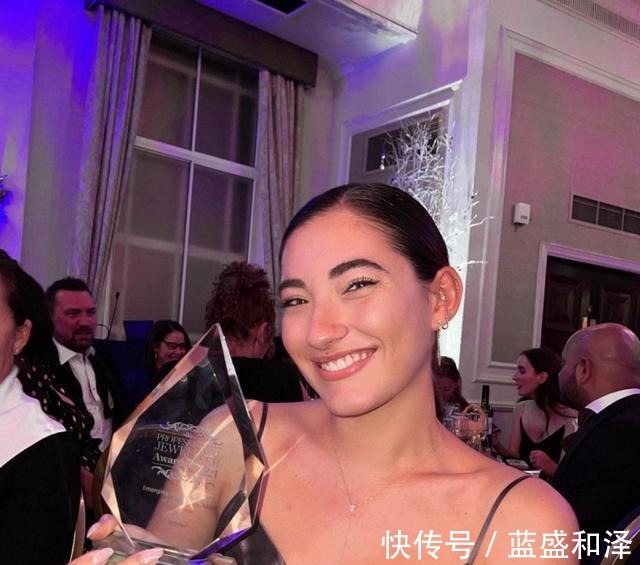 珠宝|穆里尼奥的女儿，亭亭玉立！58岁狂人和女儿合影，笑得很灿烂！