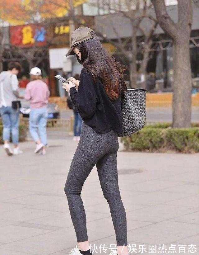 裤装 棕色休闲帽子搭配灰色打底裤，穿裤子时，注重整体穿着的美观度！