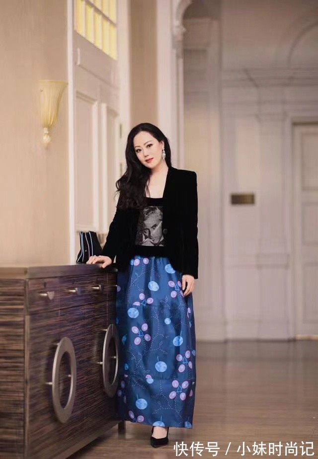 名媛|58岁章小蕙才是“真名媛”,穿高定裙看秀,一眼看出来是不是贵妇