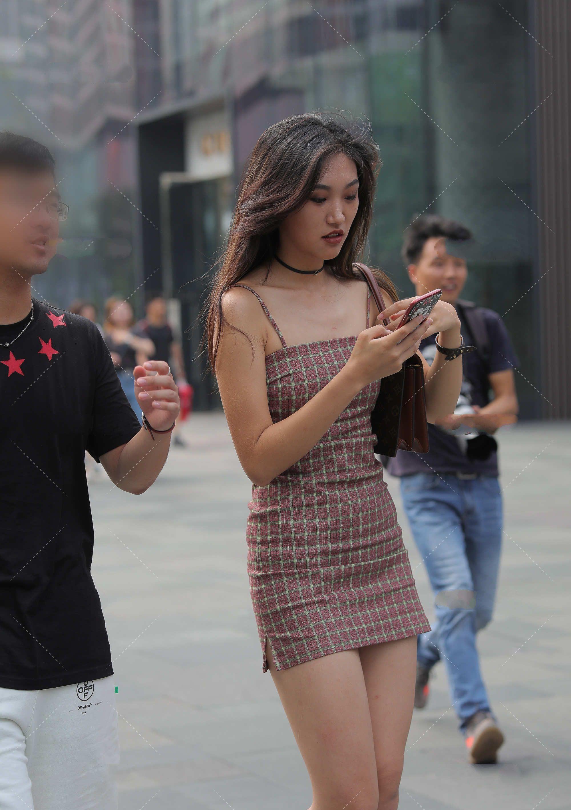 高跟鞋|年轻女孩的穿搭秘籍，波点连衣短裙+凉鞋，清爽时髦