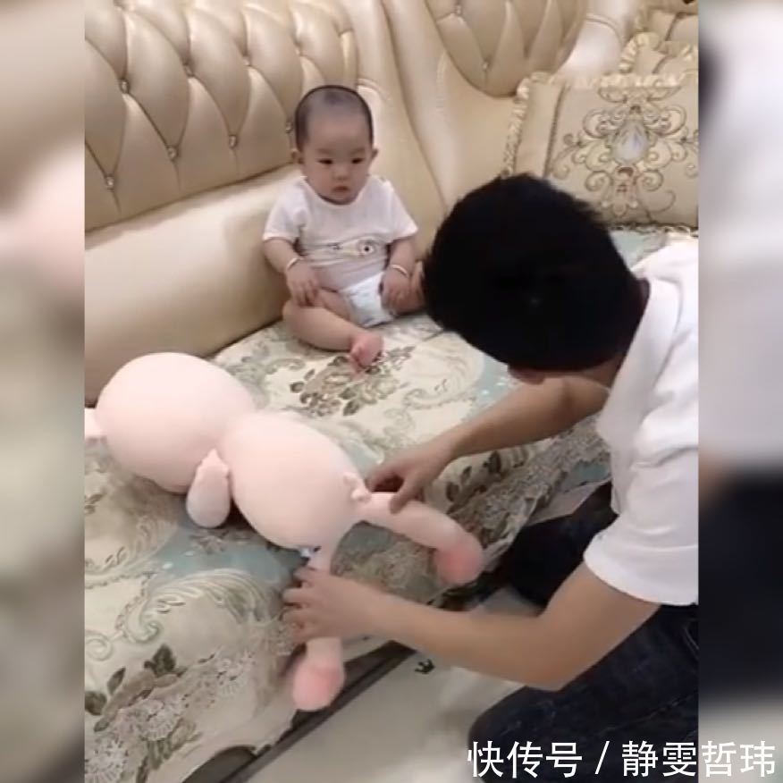 爸爸亲自用玩具“诱导”娃下沙发火了,网友这办法确实值得借鉴