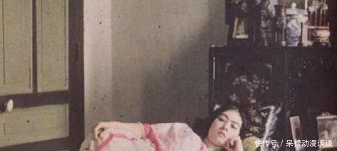 呆滞|历史书上看不到的老照片，图四抽鸦片的女人，表情呆滞，颓废至极