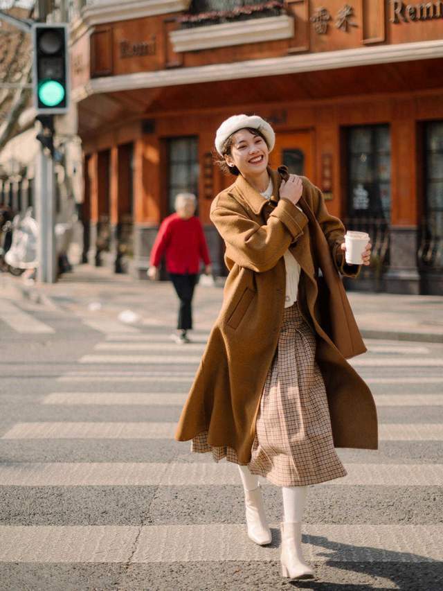 秋天|秋天怎么能少了大地色的衣服呢?大衣配格子半身裙,高级又洋气